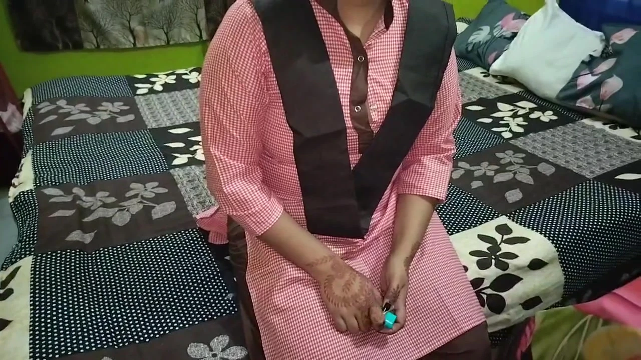 मेरे सौतेले पिता ने मुझे नेल पोलिश भेंट की और बदले में मेरा कौमार्य ले लिया