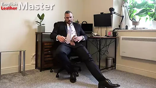 Takım elbiseli patron sünnetsiz yarakla mastürbasyon yapıyor ve resmi ayakkabılara boşalıyor