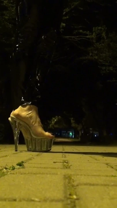 Net yüksek topuklu ayakkabılar ve lateks tayt - halka açık travesti | Klip 1