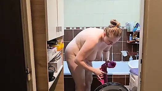 Birlikte duş alırken ateşli sekse dönüşüyor ve karısının amının dölle dolmasıyla bitiyor