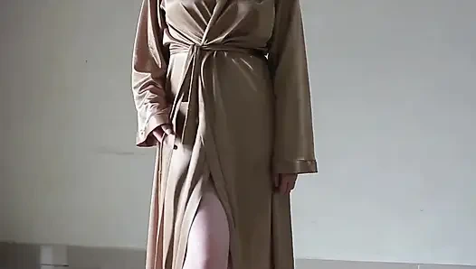 Endonezyalı tobrut kız seks yaparken seksi saten bornoz giyiyor