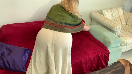 Dırdır eden kayınvalide üvey oğlunun temizlemesini istiyor ama onun yerine sıkışıyor ve sikiliyor