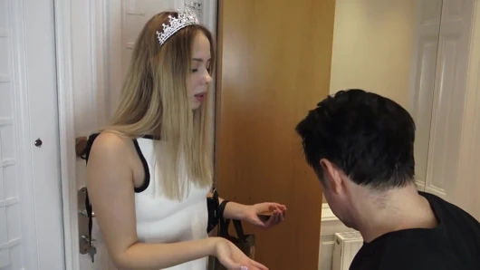 Uzun boylu Findom kölesini eğitiyor!