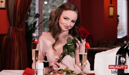 Bir kız bir erkekle tanışır