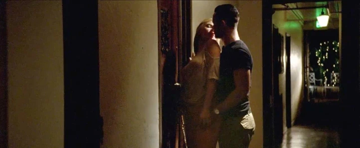 Scarlett Johansson scandalplanet.com'da bir adamı baştan çıkarıyor