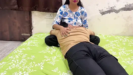 Teyze yeğenini yakaladı ve onu üzgün görünce, desi tarzında onunla çok eğlendi.