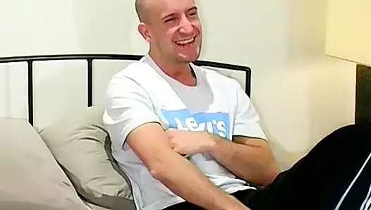 Kel İngiliz amatör harry cums süre Mastürbasyon solo