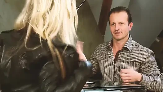 Harika orta yaşlı seksi kadınlar sahne 2_sexy küçük memeli sarışın orta yaşlı seksi kadın yüze boşalmanın tadını çıkarıyor