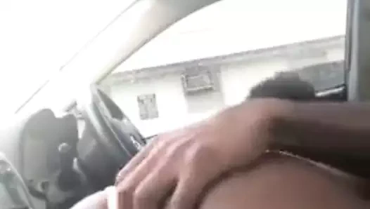 Siyah transeksüel arabada bir iş vermek