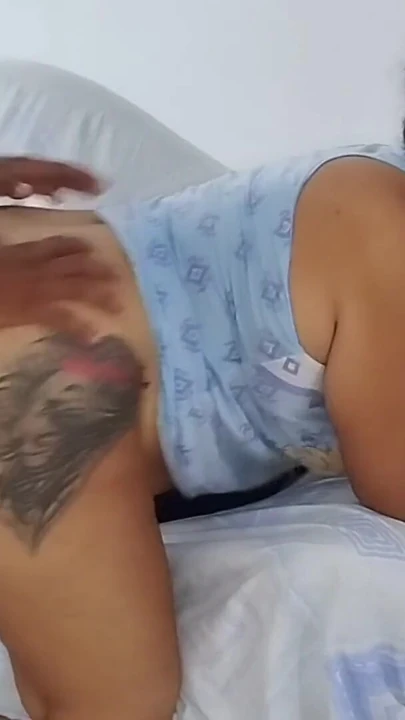 Kocamın en iyi arkadaşı evde yalnızken beni iyi sikiyor ve beni dölle kaplıyor | Klip 2