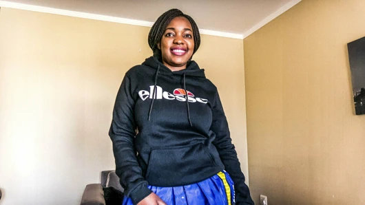 Afrikalı üniversiteli kız eğitim için ödeme yapmak için bir iş arıyor