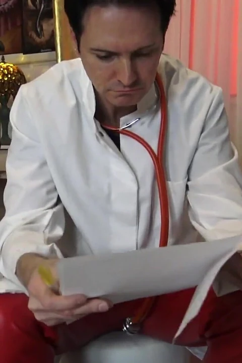 Пусть он съест сперму с ее сисек!