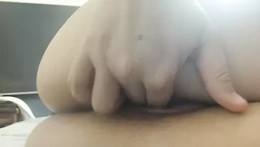 Yaramaz orta yaşlı seksi kadın kamerada göt deliğini parmaklıyor