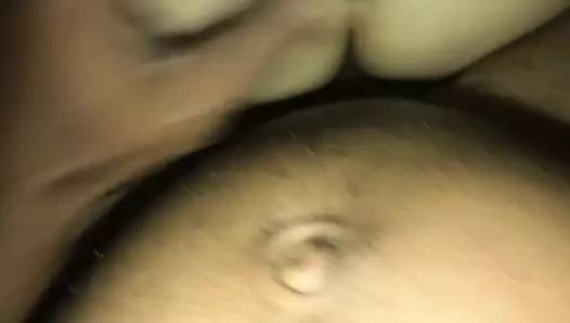 Dacaptainandmimosa karnına Creampie su birikintisi üzerinde yatıyor