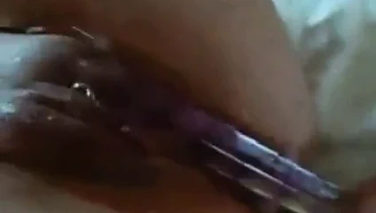 Deldi kedi ve açık yapay penis