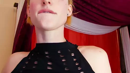 Siyah iç çamaşırı ve yüksek topuklu büyük göğüsler ile sıcak sarışın