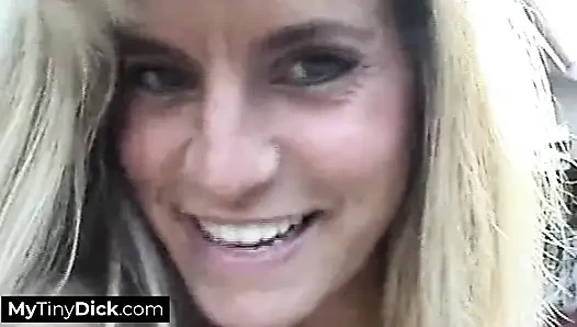 Seksi sarışın orta yaşlı seksi kadın zavallı küçük yarağını emiyor