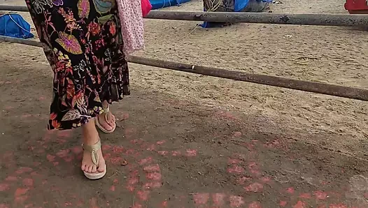 Sarışın olgun amatör evli kadın yürüdükten sonra çıplak seksin tadını çıkarıyor