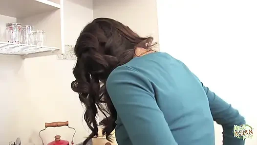 Güzel yüzünü buladı ve onu biraz ıslattı