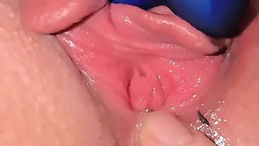 Sürtük ıslak parmaklıyor