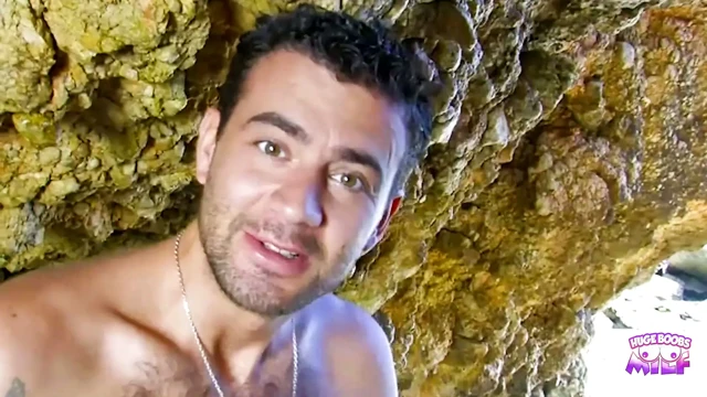 Bikini giymiş güzel bir kız, bir yabancı tarafından vahşice sikilmeye hazır.