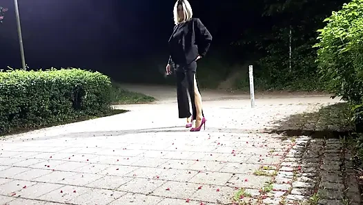Yeni kadın kılıklı görevim - sokaktaki eektro kafesinde yürümek zorundayım