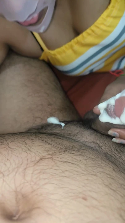 Bugün ilk kez baldızım penisime dondurma uygulaması yaptı ve emdi ve penisimin suyunu içti | Klip 1