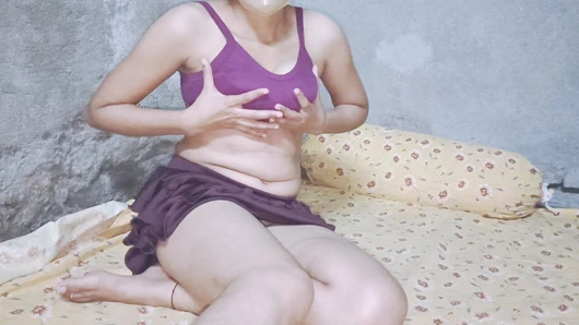 Hintli köylü kız üvey erkek kardeşinden onu deli gibi sikmesini istiyor.