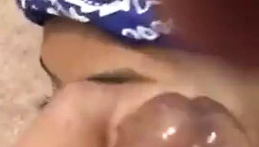 Abanoz arkadaşımız özensiz kafa ve yutkunma yapıyor.