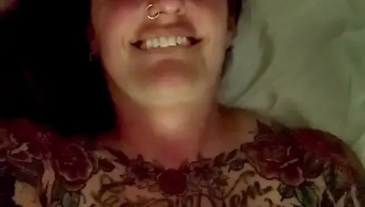 Gecenin ortasında mastürbasyon yapıyor ve çok sert boşalıyor