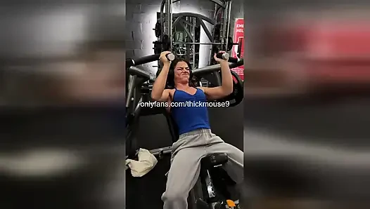 18 yaşındaki spor salonu kızı Insta Live'da fışkırtıyor