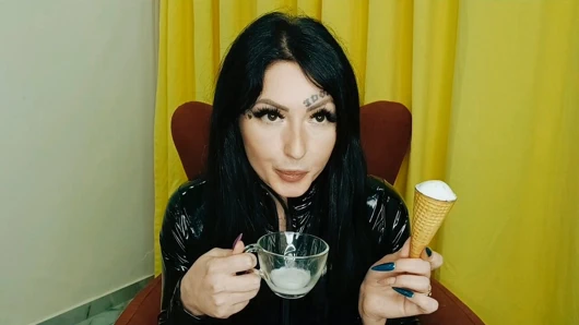 Bu dondurma ne kadar lezzetli! Ve senin için, edepsiz çocuk, benim tatlı tükürüğüm olacak.