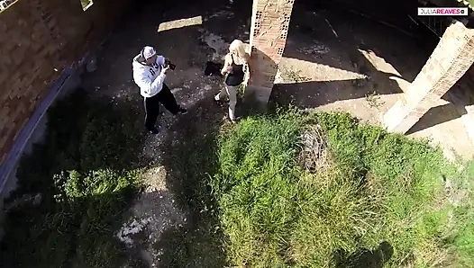 Dövmeli rockçı sarışın orta yaşlı seksi kadın yüksek sesle çığlık atıyor