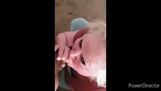 Sarışın iri güzel kadın