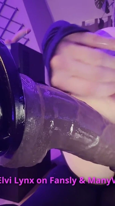 Sissy Elvi Lynx, BBC dildo ve fuck machine ile genişlemiş göt deliğini mahvediyor. | Bölüm 2