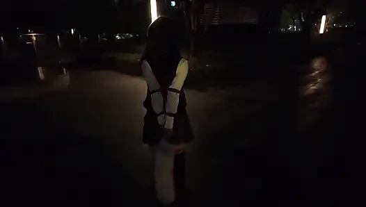 Okul üniformalı Hs19-a kız sokaklarda dolaştı