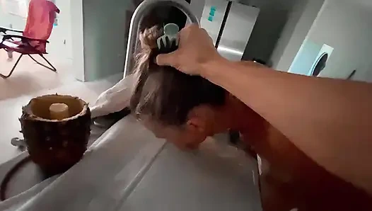 Sidik kraliçesi mutfak tezgahından idrarını içiyor