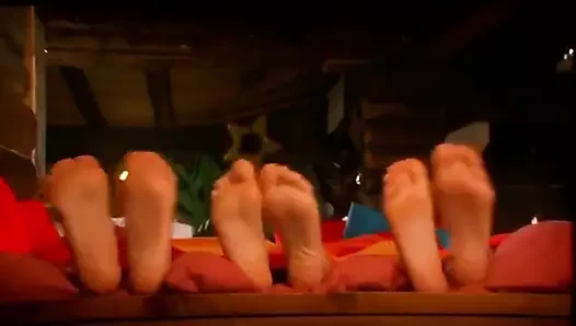 3 kızlar seksi tabanlar ve ayak