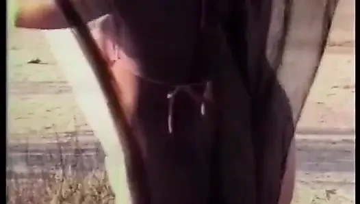 Sarışın lezbiyen aşıklar kumlu plajda birbirlerini yalıyor - nostaljik video- ses yok, ama müzik