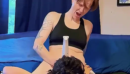 Azgın lezbiyen delikanlıların takma yarağına biniyor - on dakikalık yoğun çığlık çığlığa orgazm!