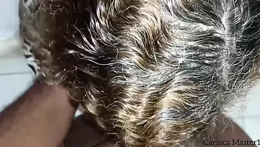 Kocasının haberi olmadan ateşli bir piliç yalıyor