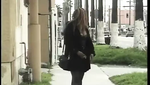 Seksi iç çamaşırlı zenci fahişe amını siyah yarakla siktiriyor