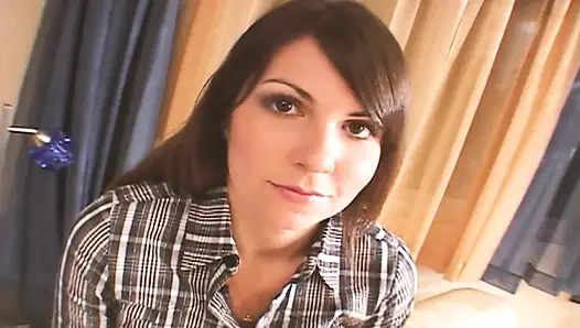 Göt egzersizlericene-3 esmer ince götlü orta yaşlı seksi kadın ağzında büyük bir yarağın tadını çıkarıyor