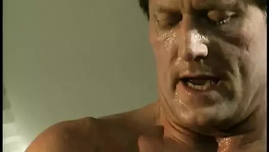 Genç esmer amcığını siktiriyor ve masanın üstünde parmaklıyor