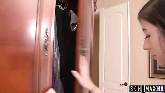 Şımarık velet üvey kızı babasını sikiyor.