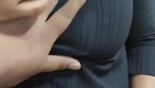 Seksi Hintli kız büyük göğüslerini ve ıslak amcığını gösteriyor