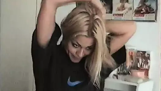 adriana'nın ilk seçmeleri, güzel kız, bir seks oyuncağıyla traş amını mastürbasyon yapan bir porno yıldızı