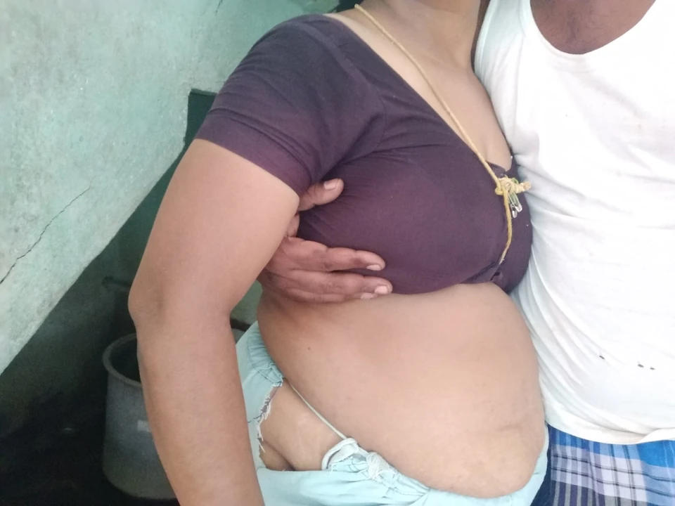 Большие сиськи индийской тетушки