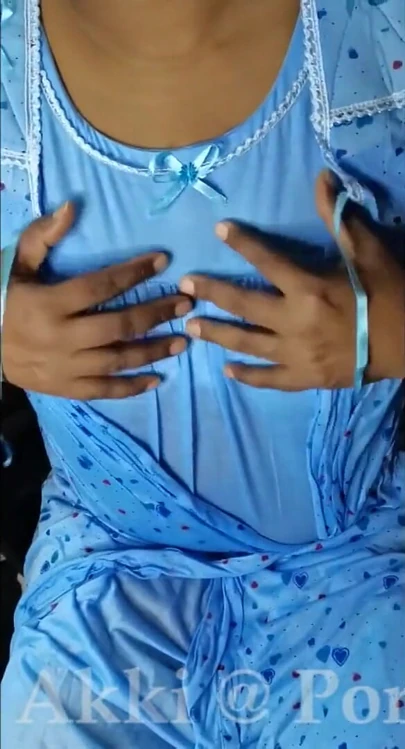 Sri Lankalı orta yaşlı seksi kadın müşterilerine canlı kamera şovu