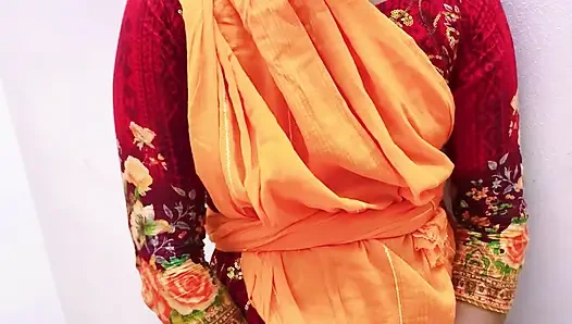 Karısı evde yokken çalışan kız amcığını sikiyor